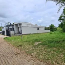 Fachada de uma residência com gramado em Lajeado.