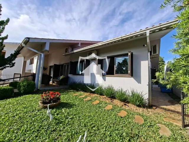 Fachada de uma casa em Lajeado, Brasil com jardim gramado na frente.