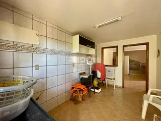 Foto de um ambiente interno com revestimento de cerâmica e piso de azulejo na residência.