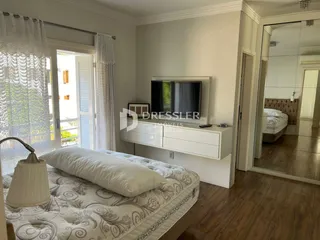 Quarto com cama e janela de porta de vidro em um imóvel no Brasil.