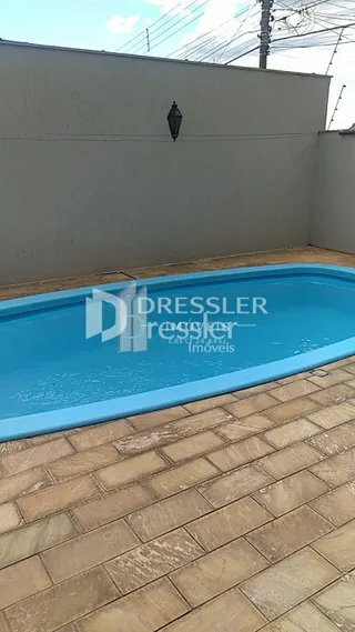 Foto de uma piscina externa com piso de tijolos em Lajeado.