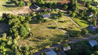 Vista aérea da propriedade em Lajeado, mostrando a casa cercada por vegetação e áreas verdes.