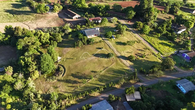 Vista aérea da propriedade em Lajeado, mostrando a casa cercada por vegetação e áreas verdes.