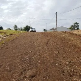 Vista de uma estrada de terra em uma área externa.