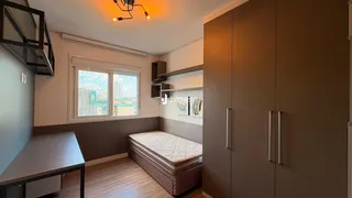Foto de um quarto com cama e armários em um imóvel.