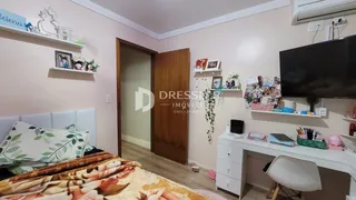 Quarto com cama e estantes em uma residência.