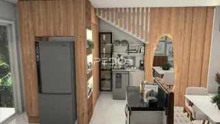 Sala de estar com revestimento de madeira e cozinha moderna.