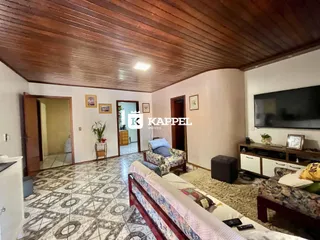 Sala de estar com piso de cerâmica e forro de madeira.
