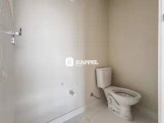 Foto de um banheiro com box e vaso sanitário em um imóvel.