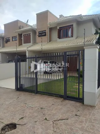 Fachada de uma residência com portão de ferro preta.