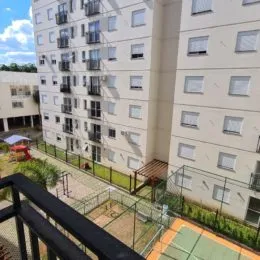 Fachada de um prédio residencial em Lajeado, Brasil, mostrando vários andares e varandas.