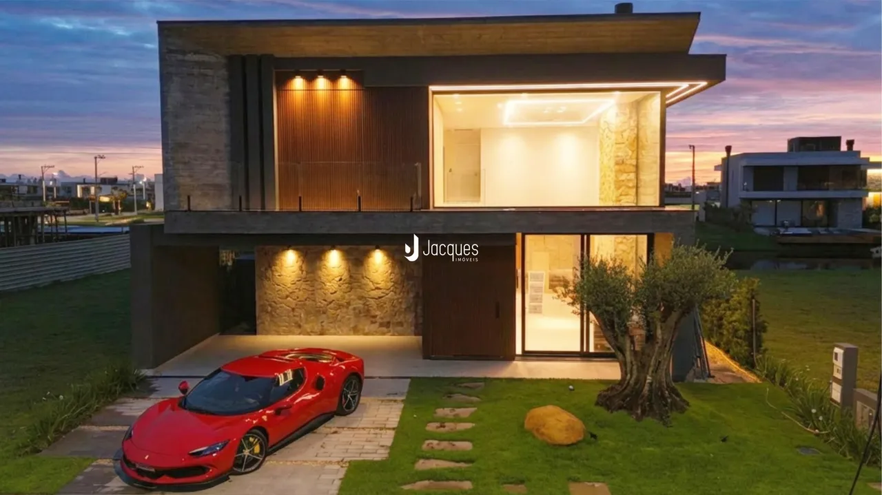 Fachada moderna de uma residência em Lajeado, Brasil, com jardim e carro estacionado.