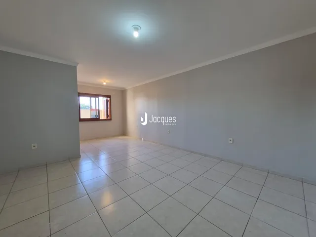 Vista interna de um ambiente com piso de cerâmica e paredes claras.