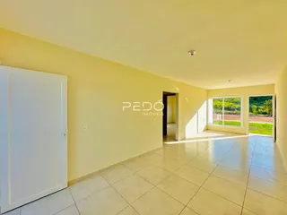 Hall de entrada com piso de cerâmica claro.