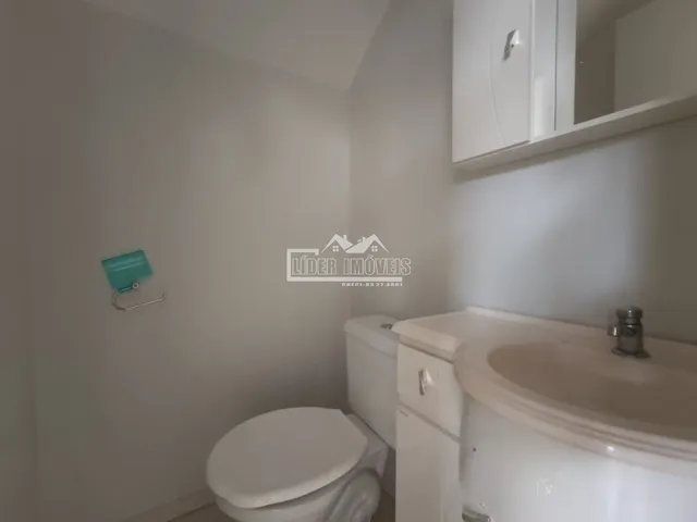 Foto de um banheiro interno com vaso sanitário e pia.