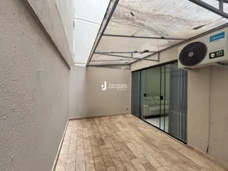Hall de entrada com piso de cerâmica e porta de vidro.