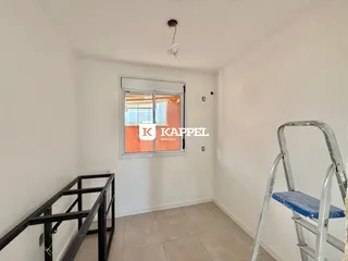 Foto de um corredor interno com janela e piso de cerâmica em um imóvel em Lajeado.