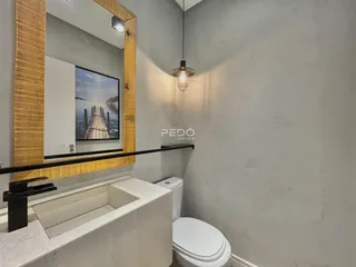 Banheiro moderno com bancada e vaso sanitário em um imóvel.
