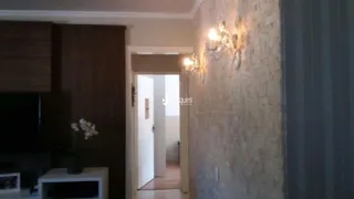 Hall de entrada com portas de madeira em uma residência.