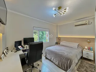 Quarto espaçoso com cama e área de trabalho em um apartamento.