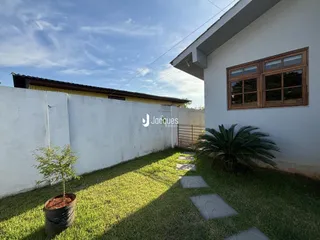 Fachada de uma residência em Lajeado, Brasil, com jardim gramado.