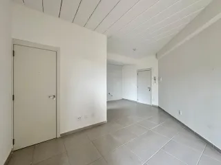 Hall de entrada com paredes brancas e piso de cerâmica.