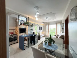 Sala de estar com cozinha integrada e área de jantar em um apartamento no Brasil.