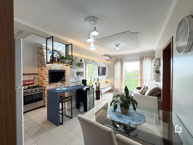 Sala de estar com cozinha integrada e área de jantar em um apartamento no Brasil.