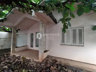 Fachada de uma residência em Lajeado, Brasil, com área externa.