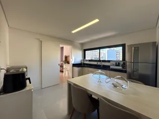 Vista da sala de estar e cozinha de um imóvel em Lajeado, Brasil.