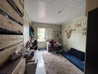 Foto de um quarto com cama e janela em Lajeado, Brasil.