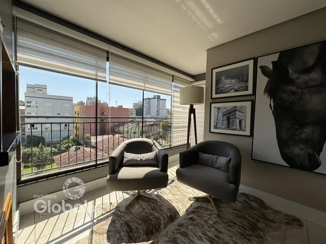 Sala de estar com grande janela e vista externa.