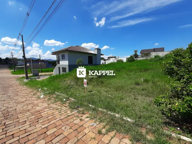 Vista externa de uma casa residencial em Lajeado com jardim gramado à frente.