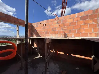 Parede de tijolos vermelhos em construção em uma edificação.