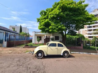 Vista da fachada de uma propriedade em Lajeado, Brasil, com uma árvore grande ao fundo.