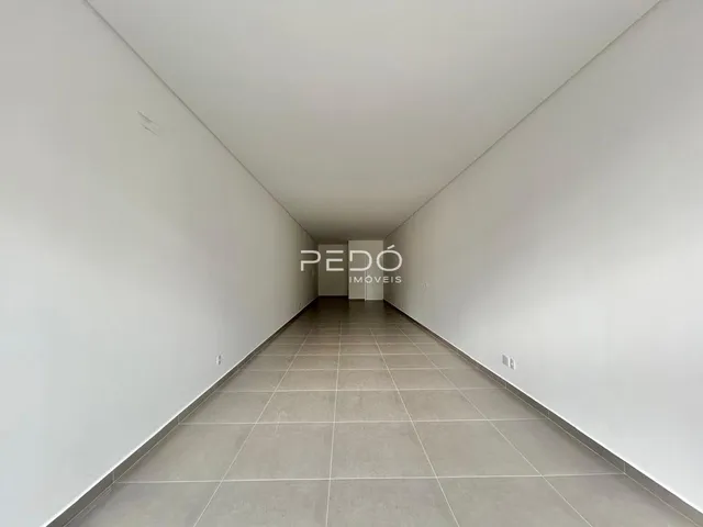 Foto de um corredor interno de um imóvel.