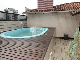 Vista da piscina e do telhado de uma residência em Lajeado.