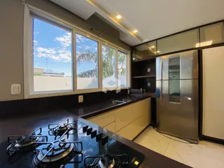 Foto de uma cozinha com grandes janelas que oferecem vista para o exterior.