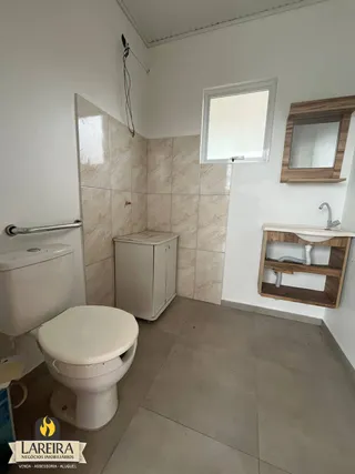 Foto de um banheiro interno com revestimento de cerâmica.