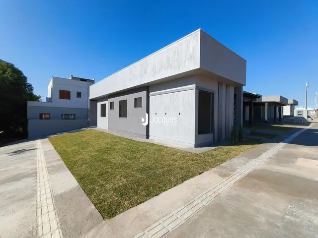 Fachada moderna de uma casa em Lajeado, Brasil, com jardim gramado na frente.