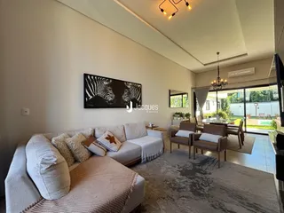 Sala de estar moderna com sofá e arte na parede.