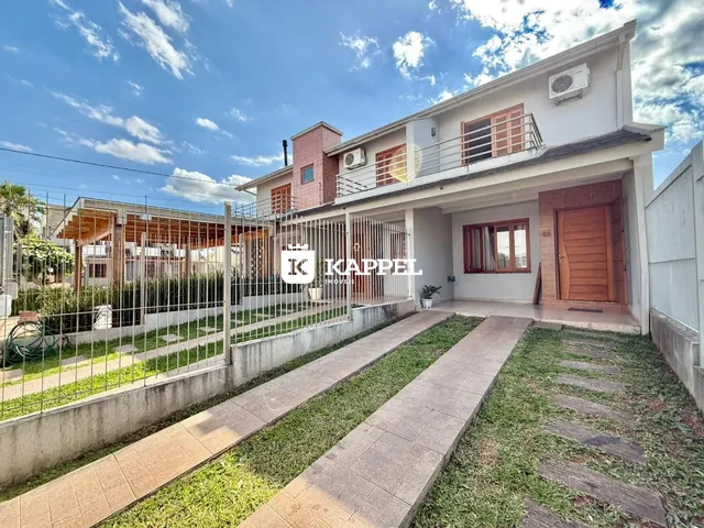 A fachada de uma casa em Lajeado, Brasil, com jardim frontal e cerca.