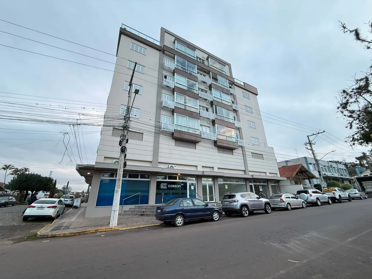 Fachada de um prédio residencial de vários andares em Lajeado, Brasil.