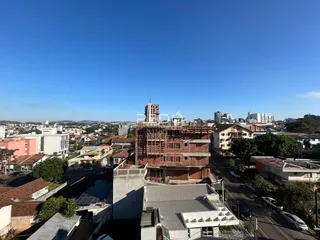 Vista aérea de um bairro residencial com um edifício em construção em Lajeado, Brasil.
