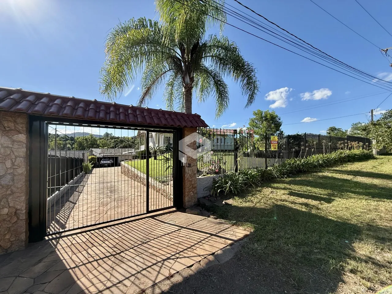 Casa com 4 dormitórios, foto 1