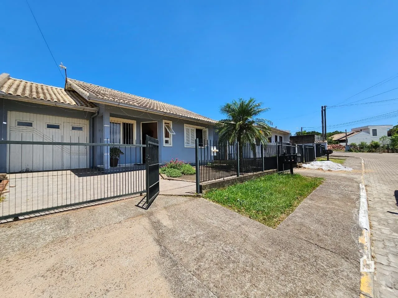 Vista externa de uma residência em Lajeado, Brasil, com cerca e portão.