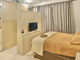 Quarto com cama e armário em um imóvel no Brasil.