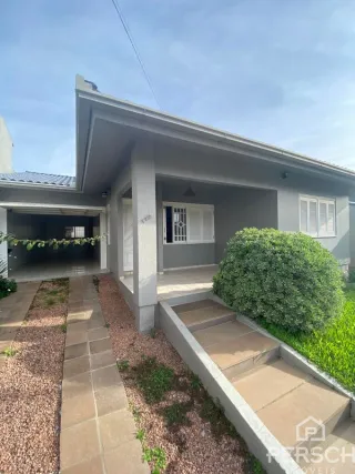 Fachada externa de uma residência com escadaria de acesso.