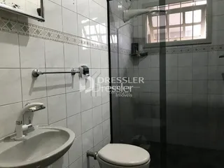 Foto de um banheiro com pia e vaso sanitário.
