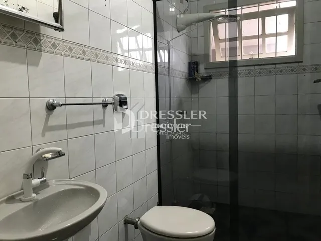 Foto de um banheiro com pia e vaso sanitário.
